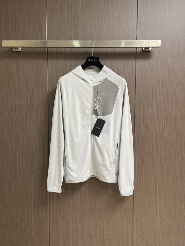 Arcteryx 始祖鸟拉链抓绒连帽外套,以其柔软、保暖和舒适著称。它采用优质的面料,内部有绒毛质地,能够有效保持身体温暖。抓绒衣的透气性和吸湿性也很出色,能够  Arcteryx 始祖鸟拉链抓绒连帽外套,以其柔软、保暖和舒适著称。它采用优质的面料,内部有绒毛质地,能够有效保持身体温暖。抓绒衣的透气性和吸湿性也很出色,能够