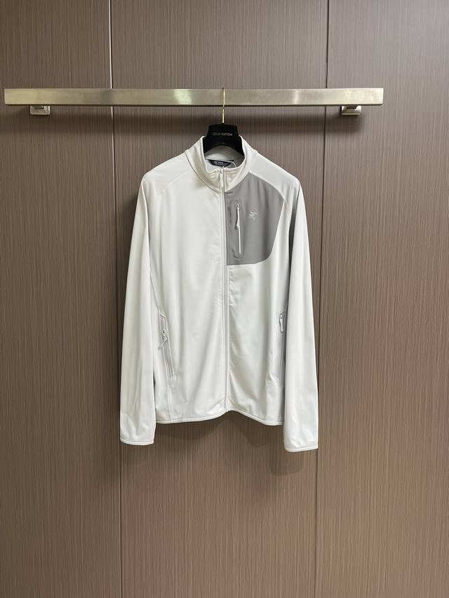 Arcteryx 始祖鸟拉链抓绒外套,以其柔软、保暖和舒适著称。它采用优质的面料,内部有绒毛质地,能够有效保持身体温暖。抓绒衣的透气性和吸湿性也很出色,能够让你  Arcteryx 始祖鸟拉链抓绒外套,以其柔软、保暖和舒适著称。它采用优质的面料,内部有绒毛质地,能够有效保持身体温暖。抓绒衣的透气性和吸湿性也很出色,能够让你