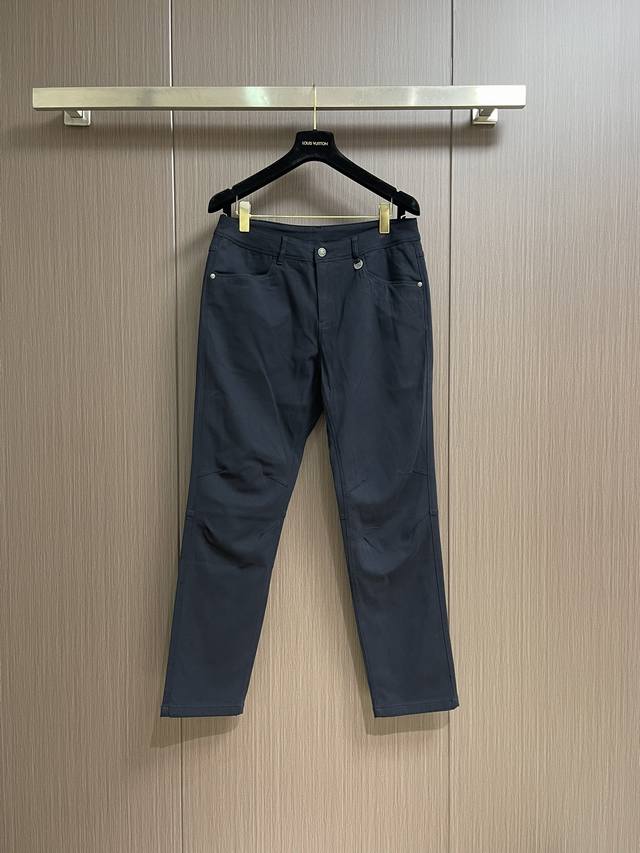 Burberry 战马徽标男士直筒牛仔裤，2025Ss新款，日常休闲穿搭必备的单品之一，复古丹宁色，低调时髦。客供定织100%牛仔棉布制作，采用新疆的长绒棉，肌