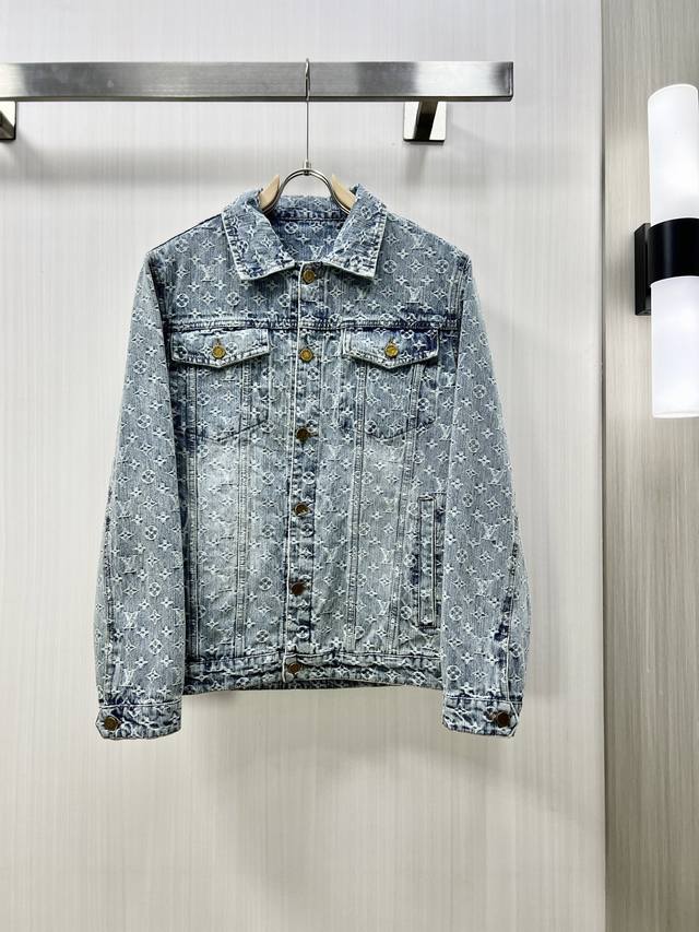 Lv 2025秋冬新款男士夹克外套，原单三标齐全高端版本！收纳型连帽专柜定制面料 透气舒适度高，细节无可挑剔，品牌元素设计理念，专业代购级体现高品质。手感细腻柔