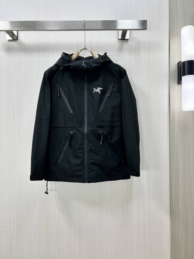 Arcteryx 始祖鸟 2025秋冬新款男士夹克外套，原单三标齐全高端版本！收纳型连帽专柜定制面料 透气舒适度高，细节无可挑剔，品牌元素设计理念，专业代购级体
