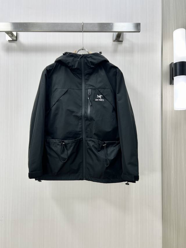 Arcteryx 始祖鸟 2025秋冬新款独家专供最新时尚连帽夹克 经典设计感与颜值爆棚的外套，品质更是无法挑剔品控可以直接入手，不容过错的高端臻品！通过细节图