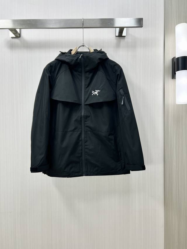 Arcteryx 始祖鸟 2025秋冬新款男士夹克外套，原单三标齐全高端版本！专柜定制面料 透气舒适度高，细节无可挑剔，品牌元素设计理念，专业代购级体现高品质。