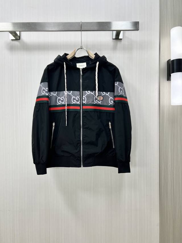 Gucci 古奇 2025秋冬新款男士夹克外套，原单三标齐全高端版本！收纳型连帽专柜定制面料 透气舒适度高，细节无可挑剔，品牌元素设计理念，专业代购级体现高品质