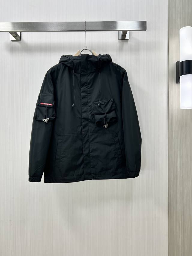 Prada 普拉达 2025秋冬新款男士夹克外套，原单三标齐全高端版本！收纳型连帽专柜定制面料 透气舒适度高，细节无可挑剔，品牌元素设计理念，专业代购级体现高品