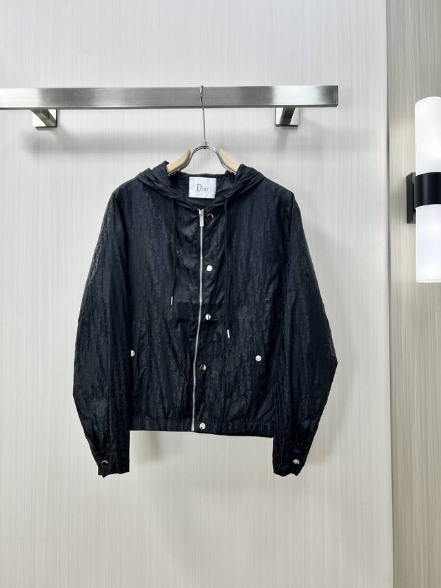 Dior 迪奥 2025秋冬新款男士夹克外套，原单三标齐全高端版本！收纳型连帽专柜定制面料 透气舒适度高，细节无可挑剔，品牌元素设计理念，专业代购级体现高品质。