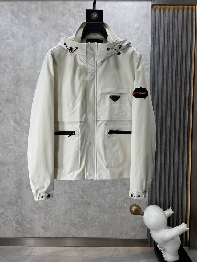 普拉达 官网同款，提前发售 2025秋冬新款男士夹克外套，原单三标齐全高端版本 专柜定制面料 透气舒适度高，细节无可挑剔，品牌元素设计理念，体现高品质。手感细腻