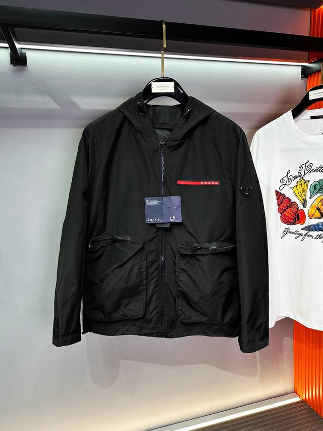 普拉达 2025秋冬新款男士夹克外套专柜定制面料 透气舒适度高，细节无可挑剔，品牌元素设计理念，体现高品质。手感细腻柔软！呈现休闲裁剪，上身版型超赞！码数：M～