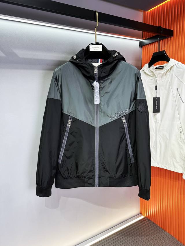 蒙口 2025秋冬新款男士夹克外套专柜定制面料 透气舒适度高，细节无可挑剔，品牌元素设计理念，体现高品质。手感细腻柔软！呈现休闲裁剪，上身版型超赞！码数：M～3