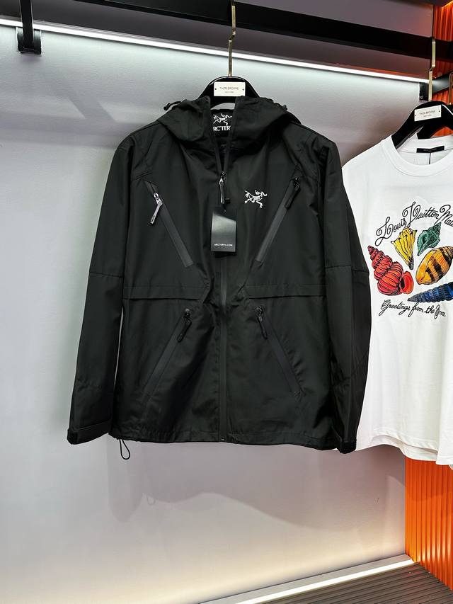 始祖鸟 2025秋冬新款男士夹克外套专柜定制面料 透气舒适度高，细节无可挑剔，品牌元素设计理念，体现高品质。手感细腻柔软！呈现休闲裁剪，上身版型超赞！码数：M～