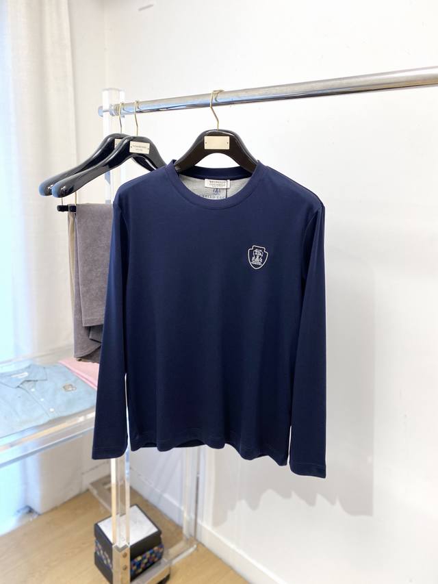Brunello Cucinelli、2025最新款长袖，帅气时尚，胸前精致刺绣图案Logo，简约百搭款。面料棉 不仅挺括，保持潮流的廓形，又穿着舒适，纱织更细