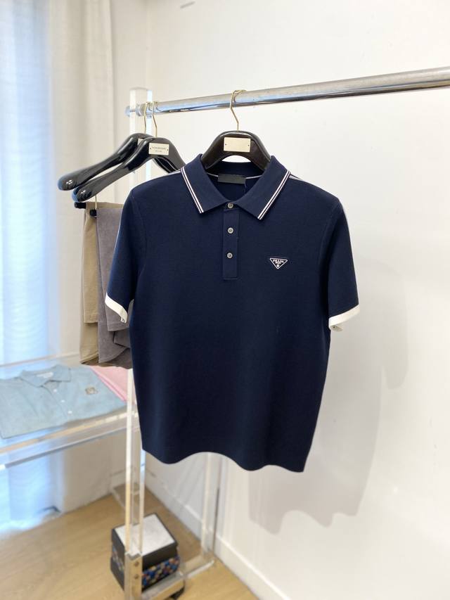 普拉达、2025最新款针织短袖T恤，帅气时尚，胸前精致刺绣图案Logo，简约百搭款。面料棉 不仅挺括，保持潮流的廓形，又穿着舒适，纱织更细腻，码数M-3Xl