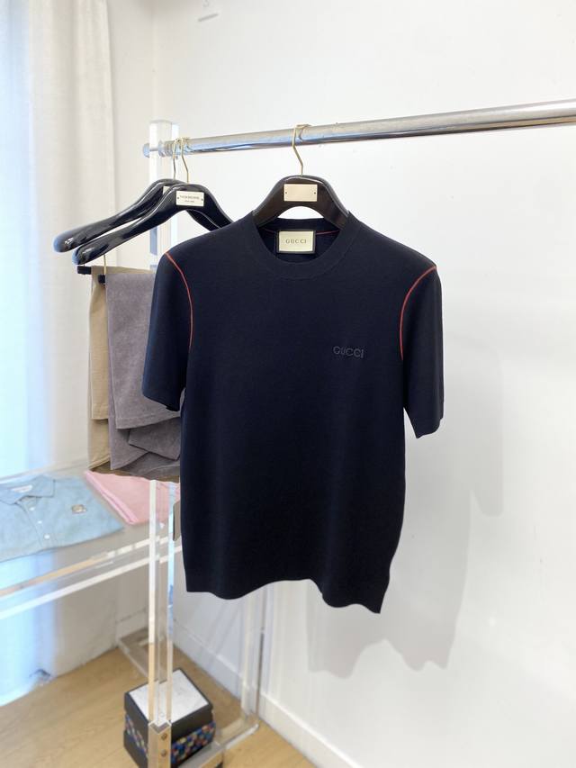 古奇、2025最新款针织短袖T恤，帅气时尚，胸前精致刺绣字母Logo，简约百搭款。面料棉 不仅挺括，保持潮流的廓形，又穿着舒适，纱织更细腻，码数M-3Xl