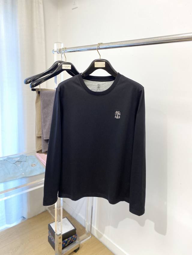 Brunello Cucinelli、2025最新款长袖，帅气时尚，胸前精致刺绣图案Logo，简约百搭款。面料棉 不仅挺括，保持潮流的廓形，又穿着舒适，纱织更细
