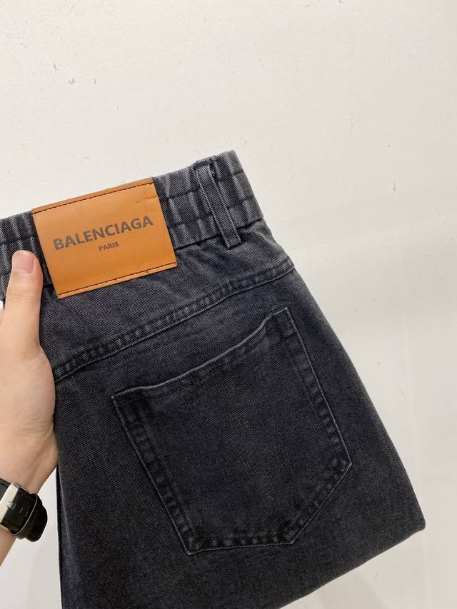巴黎世家、 2025最新品，专柜同步有售，原单狠货，水洗休闲潮牌牛仔裤，进口原版水洗弹力面料，舒适有弹性，原版五金辅料装饰Logo，版型超正，档次极高，专柜品质