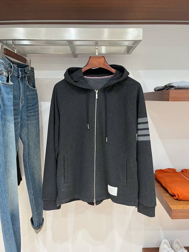 Tb、2025新品卫衣外套，时尚帅气，衣下刺绣织带字母Logo，简约百搭款，定制原版面料，不仅挺括，保持潮流的廓形，又穿着舒适，纱织更细腻，码数M-3Xl