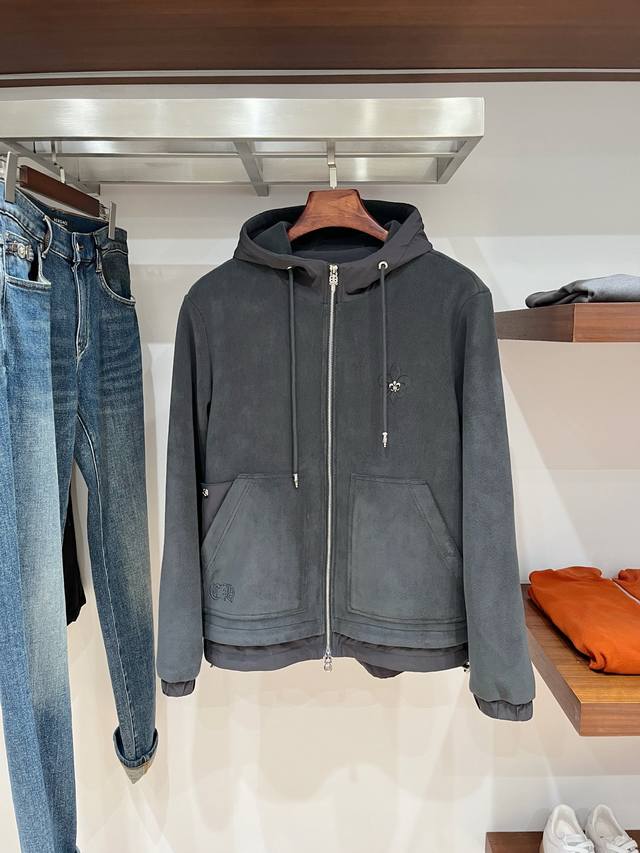 克罗心、2025新品羊遮绒外套,时尚帅气,胸前五金装饰图案Logo,简约百搭款,定制原版面料,不仅挺括,保持潮流的廓形,又穿着舒适,纱织更细腻,码数M-3Xl  克罗心、2025新品羊遮绒外套,时尚帅气,胸前五金装饰图案Logo,简约百搭款,定制原版面料,不仅挺括,保持潮流的廓形,又穿着舒适,纱织更细腻,码数M-3Xl