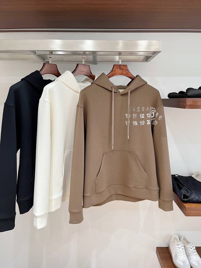 马吉拉、2025最新款卫衣,帅气时尚,胸口顶级印花字母Logo,简约百搭款。面料棉 不仅挺括,保持潮流的廓形,又穿着舒适,纱织更细腻,码数M-3Xl  马吉拉、2025最新款卫衣,帅气时尚,胸口顶级印花字母Logo,简约百搭款。面料棉 不仅挺括,保持潮流的廓形,又穿着舒适,纱织更细腻,码数M-3Xl