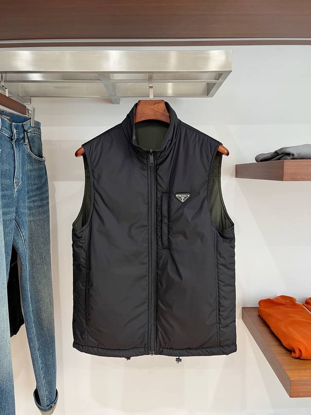 普拉达、2025新品双面穿夹克马甲外套，时尚帅气，胸前五金装饰三角标Logo，简约百搭款，定制原版面料，不仅挺括，保持潮流的廓形，又穿着舒适，纱织更细腻，码数M