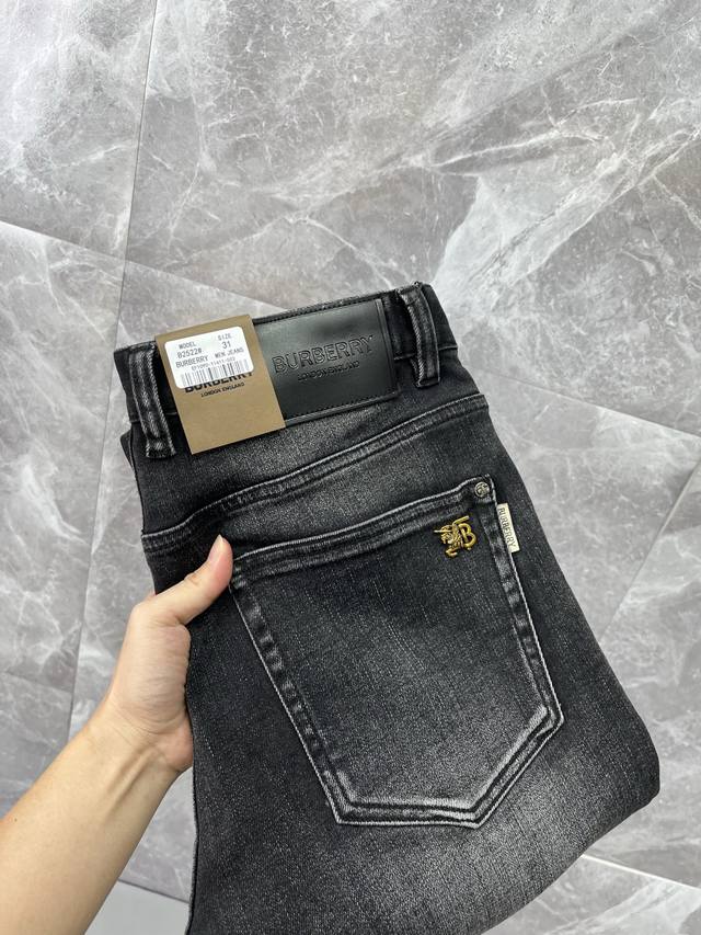 Burberry巴宝莉 新款牛仔裤来袭 秋冬季新款牛仔裤，高品质定制面料，舒适柔软亲肤，笔挺有型，不易起皱，简单明了，超级百搭，上身效果超级棒，衣橱必备！适合任