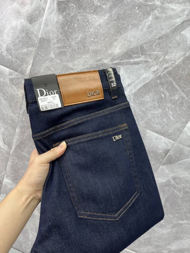 Dior迪奥 新款牛仔裤来袭 秋冬季新款牛仔裤，高品质定制面料，舒适柔软亲肤，笔挺有型，不易起皱，简单明了，超级百搭，上身效果超级棒，衣橱必备！适合任何场合穿着