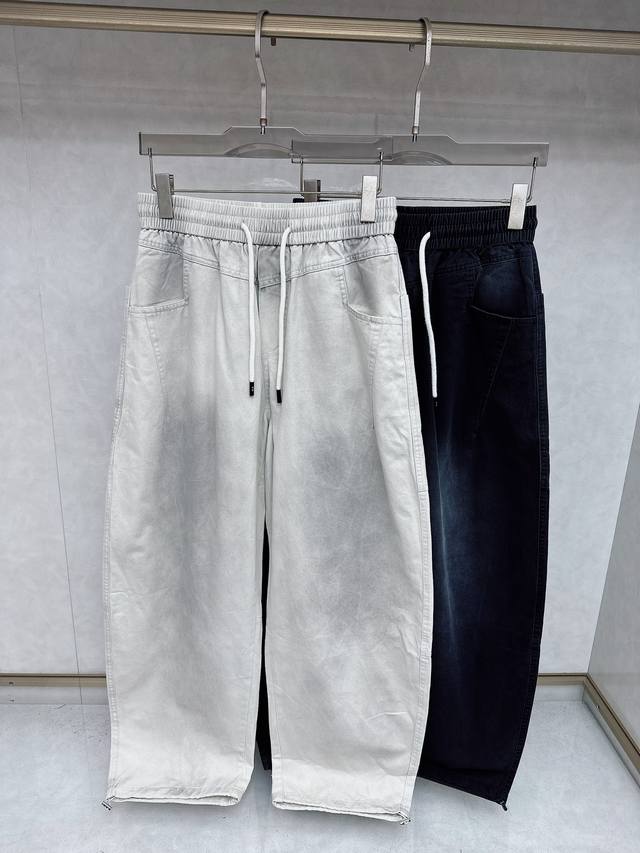 Y3 2025秋季新款弯腿弹力休闲裤,非常高档,面料与版型都是极其精良的,着穿这种高档的裤装真的是很有档次。宽松Ov的弯腿版型,这款风格是绝对多元化的。经典裤腰  Y3 2025秋季新款弯腿弹力休闲裤,非常高档,面料与版型都是极其精良的,着穿这种高档的裤装真的是很有档次。宽松Ov的弯腿版型,这款风格是绝对多元化的。经典裤腰