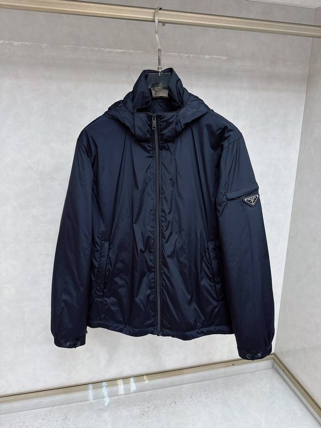 普拉达 2025新品夹克夹棉外套，时尚帅气，简约百搭款，袖口装饰图案Logo，定制原版面料，不仅挺括，保持潮流的廓形，又穿着舒适，纱织更细腻，码数M-3Xl