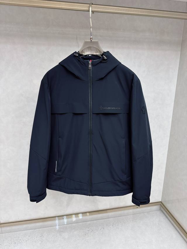 蒙口 2025新品夹克夹棉外套，时尚帅气，简约百搭款，袖口装饰图案Logo，定制原版面料，不仅挺括，保持潮流的廓形，又穿着舒适，纱织更细腻，码数M-3Xl