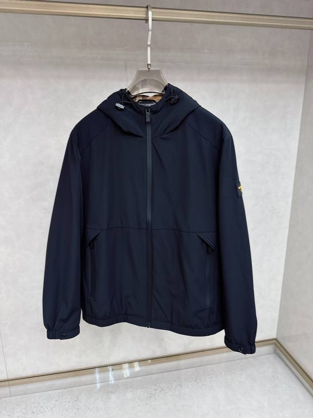 巴宝莉 2025新品夹克夹棉外套，时尚帅气，简约百搭款，袖口装饰图案Logo，定制原版面料，不仅挺括，保持潮流的廓形，又穿着舒适，纱织更细腻，码数M-3Xl