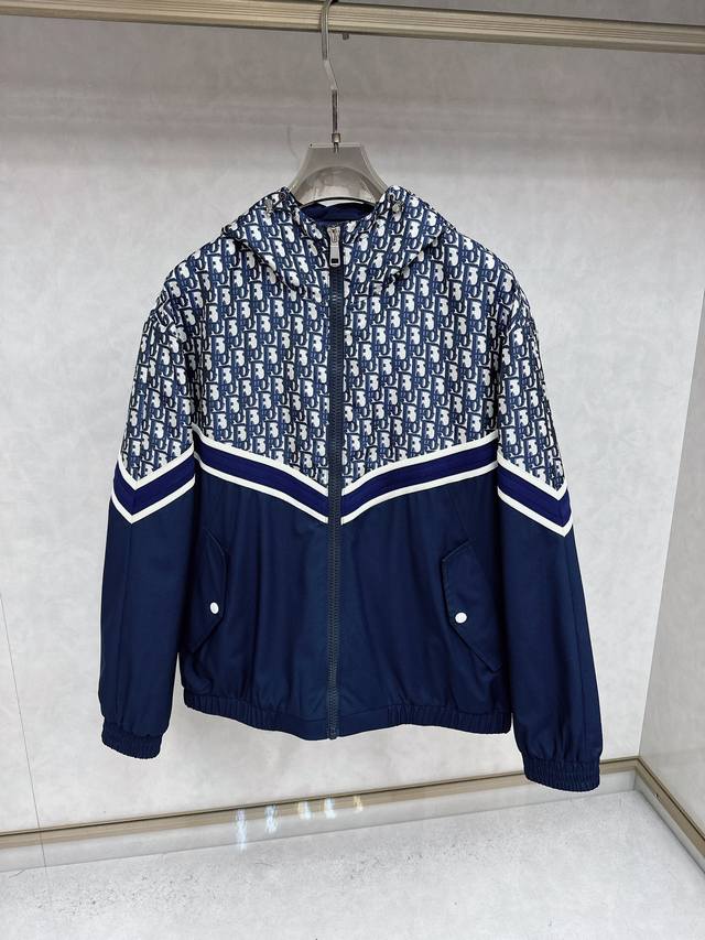 迪奥 2025新品夹克夹棉外套，时尚帅气，简约百搭款，袖口装饰图案Logo，定制原版面料，不仅挺括，保持潮流的廓形，又穿着舒适，纱织更细腻，码数M-3Xl