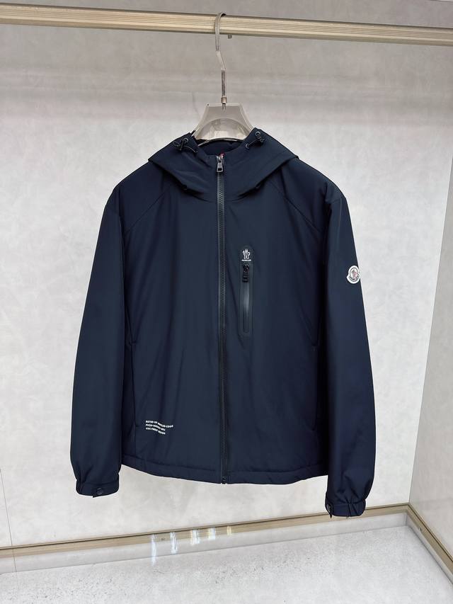 2025秋冬新款 蒙口夹克 Mon*Ler连帽外套 经典爆款夹克推荐！高织超细腻的高科技爽滑复合布材质，上层面料定制。品牌经典Logo设计，辅料全定制品牌Log