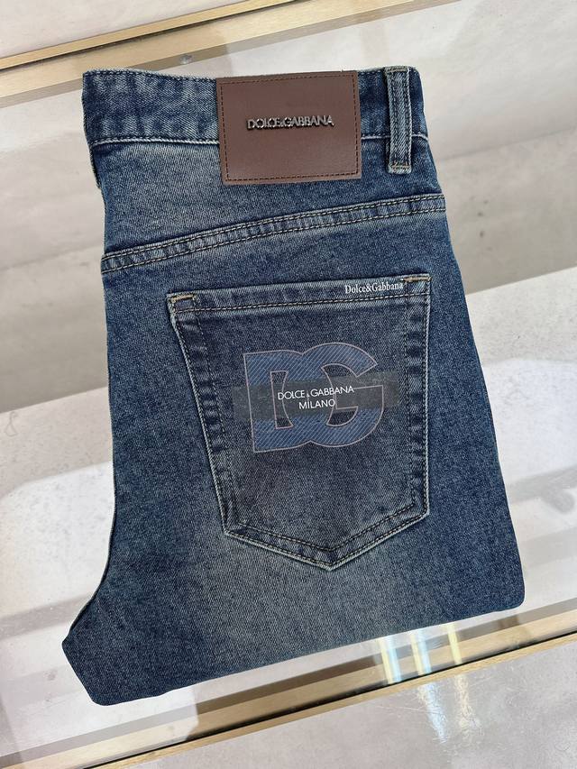 Dg 2025早秋最新推出男士牛仔裤新品！重工水洗牛仔面料，定制面料和一般牛仔布料比起来，更加柔软舒适！超重工洗水工艺 双工艺洗水 整条裤子，手感舒适，细腻程度