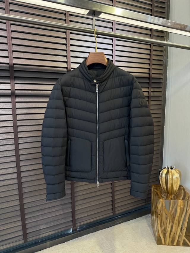 Mq&蒙Fw2025秋冬新款羽绒服。立领设计，时尚感满满。采用定制防风防雨面料，抗皱力挺有型，不粘灰抗静电，上身舒适；内充90绒白鸭绒，蓬松保暖有型；袖子饰以经