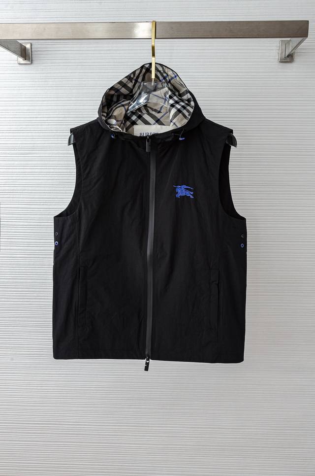 Bbr 巴宝莉2025Fw 秋冬最新连帽设计男士休闲马甲夹克外套#上身十分的舒适，质感超级的细腻且柔软。色彩鲜艳，光泽度十足。具有出色的久穿不易变形、耐水洗耐磨