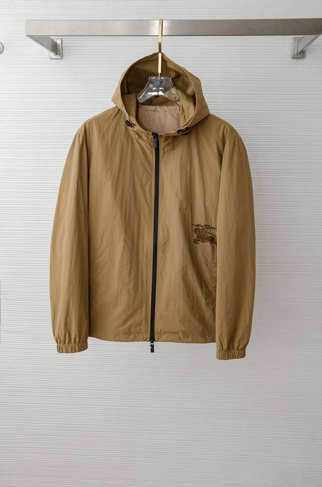 Bur#Berry 巴宝 莉2025新品连帽防水夹克外套，同步官网发售！原厂代工出品，该款夹克外层超柔聚酯纤维防风防水，功能与时尚型兼具。时尚美观，防风效果更好