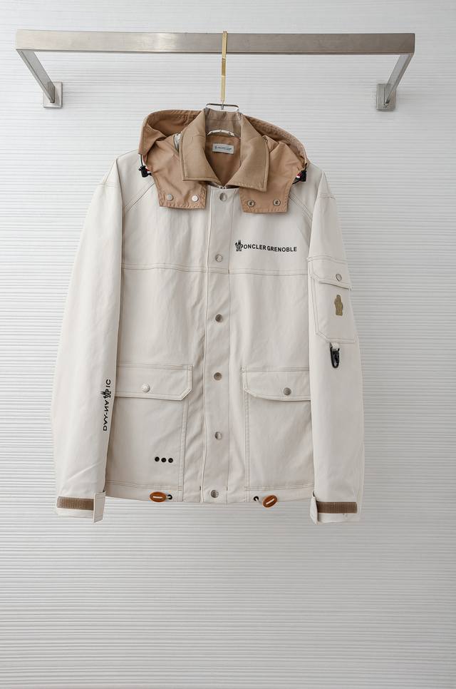 Mon#Cler蒙 口 2025Fw最新秋冬新品，连帽夹克外套#同步官网发售！该款防风防水，功能与时尚型兼具。时尚美观，防风效果更好，活动更加舒适自如。利落干练