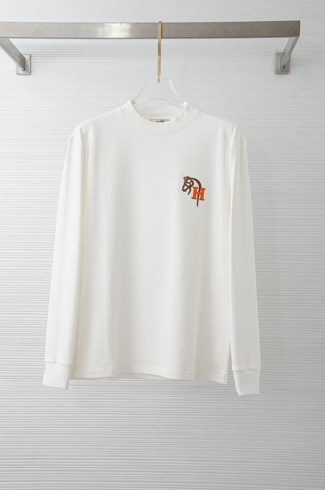 H家 25Fw秋冬新款 立体刺绣男士长袖T恤衫#把重心都放在了面料上，表面清晰可见的细格肌理，足以凸显出它的高级质感，耐磨抗皱垂感佳，将整件衬衫版型承托的极其完