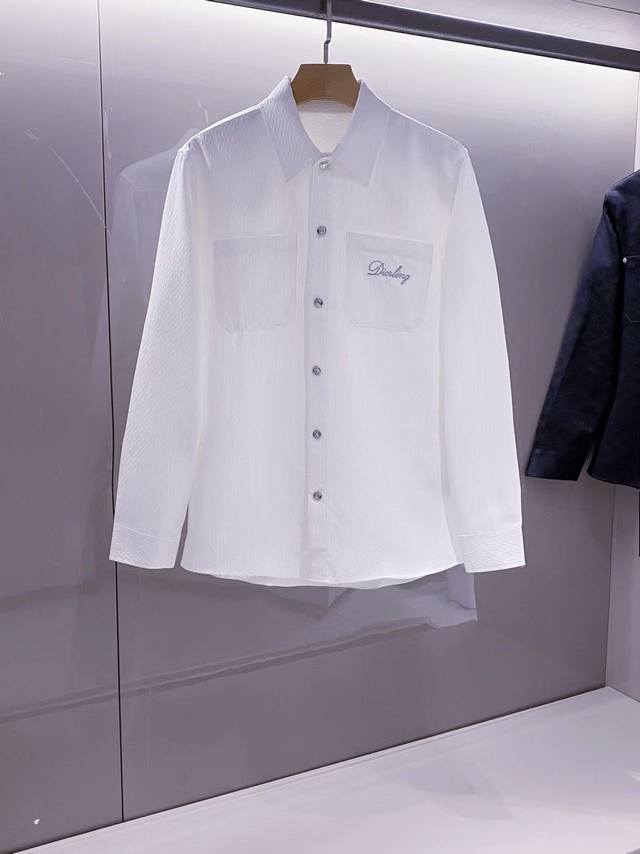 新品 D家族男士时装外套款长袖衬衫，25年早秋新款，香港贸易公司洋行货，明星走秀款，属于明星级Top人气的一款单品！！ 这款外套衬衫重新演绎经典设计，彰显现代风