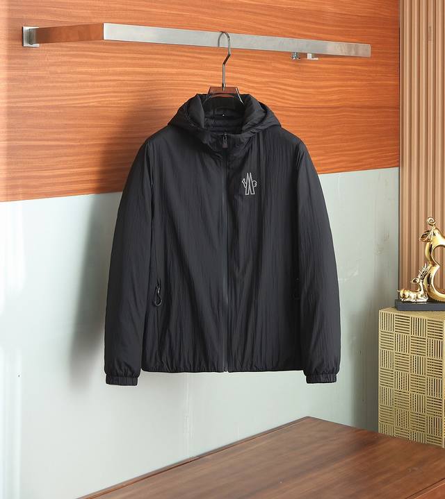 羽绒 2025秋冬新款蒙口原版1:1订制五金配件全进口原版定制 欢迎专柜对比 绝对的高品质 采用顶级95白鸭绒 超柔软 充羽量蓬松饱满 超级重工 面料做工杠杠的