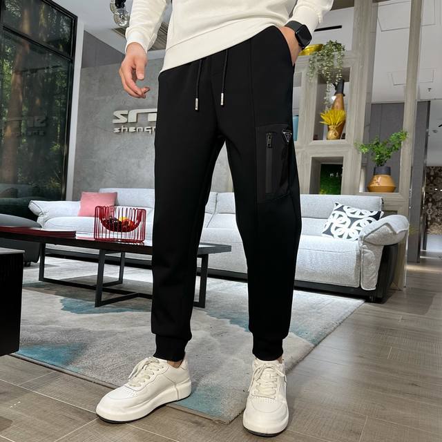 普拉达 2025夏季新款休闲裤！官网同步发售。品牌经典Logo休闲裤，定制面料，舒适度极好，手触感： 烈。辦识度极高，完美品相工艺。尺码：M-3Xl 阿玛尼 2