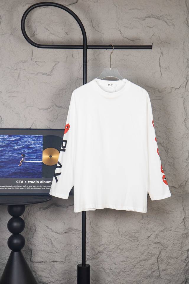 有量来谈 川久保玲Comme Des Garcons 袖子波点红倒心280G长袖 款号：Q35 面料采用原一致薄纱单底棉 配套螺纹 颜色： 黑色 白色 尺码：S