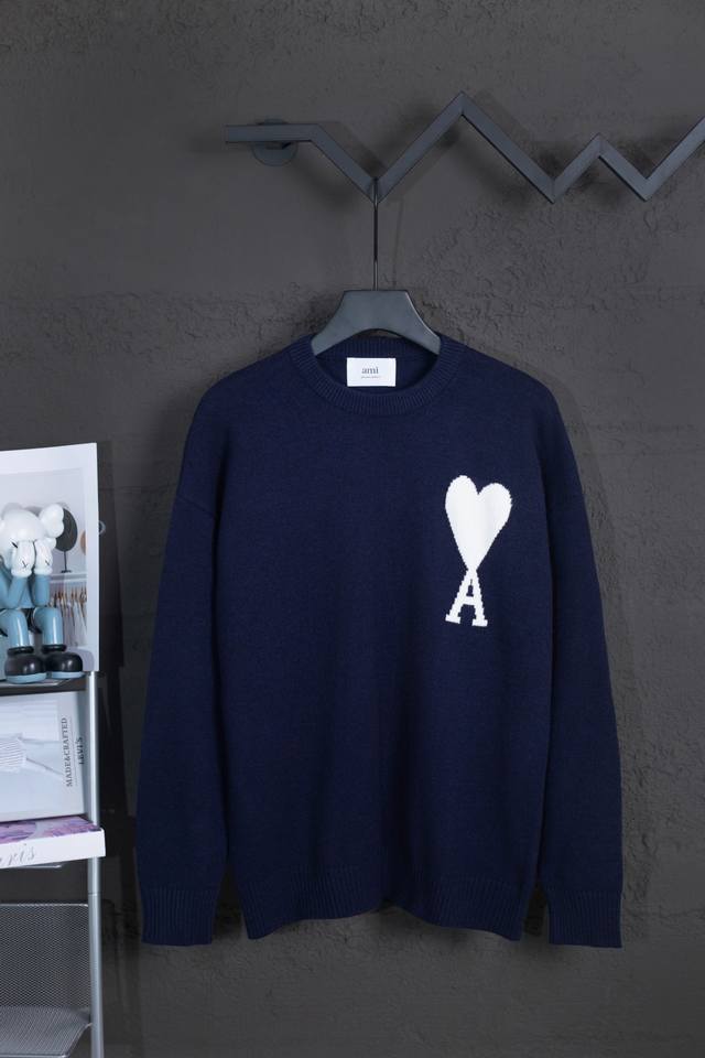款号：Mq801 专属背景图 款号: Mq801 Ami经典爱心系列圆领毛衣 最高版本 支持对比 颜色: 宝蓝白心， 尺码：S-Xl