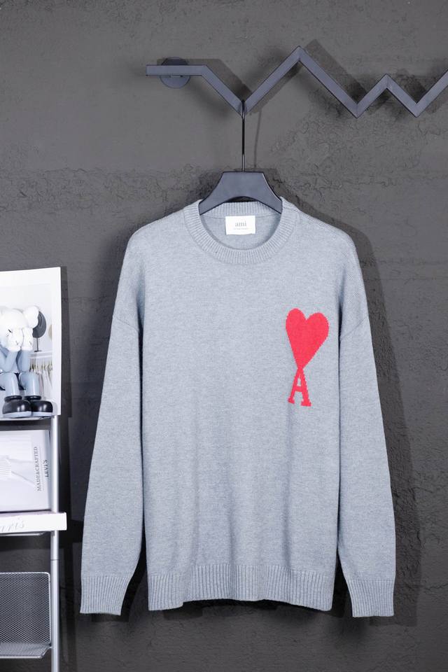 款号：Mq801 专属背景图 款号: Mq801 Ami经典爱心系列圆领毛衣 最高版本 支持对比 颜色: 浅灰红心 尺码：S-Xl
