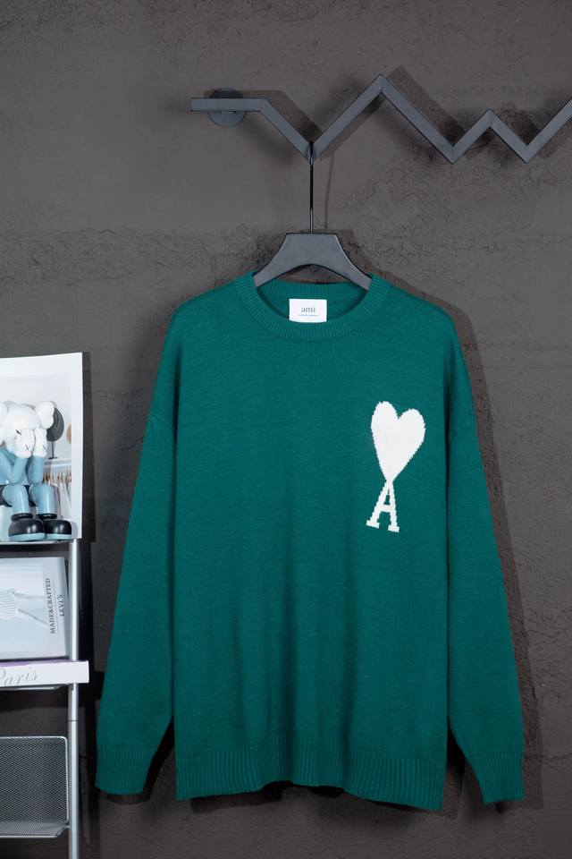 款号：Mq801 专属背景图 款号: Mq801 Ami经典爱心系列圆领毛衣 最高版本 支持对比 颜色: 墨绿白心 尺码：S-Xl