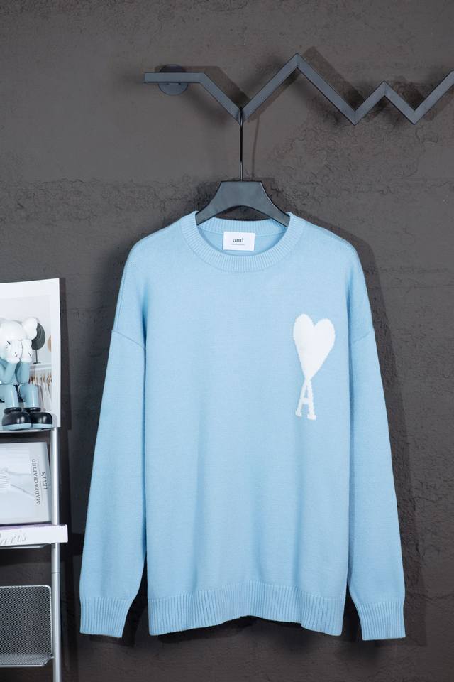 款号：Mq801 专属背景图 款号: Mq801 Ami经典爱心系列圆领毛衣 最高版本 支持对比 颜色: 浅蓝白心 尺码：S-Xl