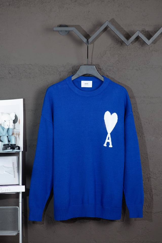款号：Mq801 专属背景图 款号: Mq801 Ami经典爱心系列圆领毛衣 最高版本 支持对比 颜色: 克莱因蓝 尺码：S-Xl