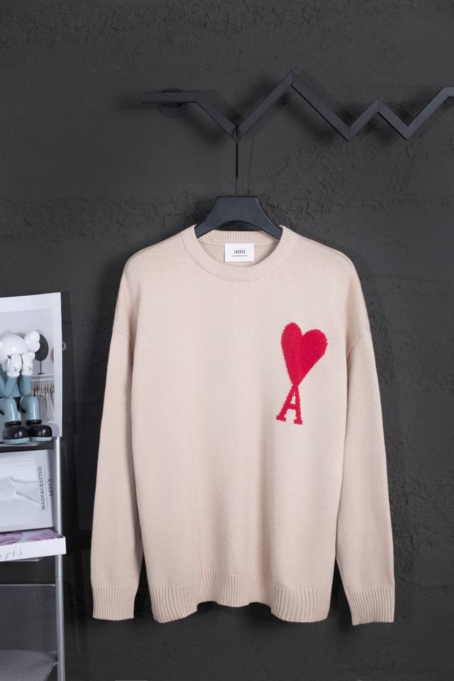 款号：Mq801 专属背景图 款号: Mq801 Ami经典爱心系列圆领毛衣 最高版本 支持对比 颜色: 卡其红心， 尺码：S-Xl