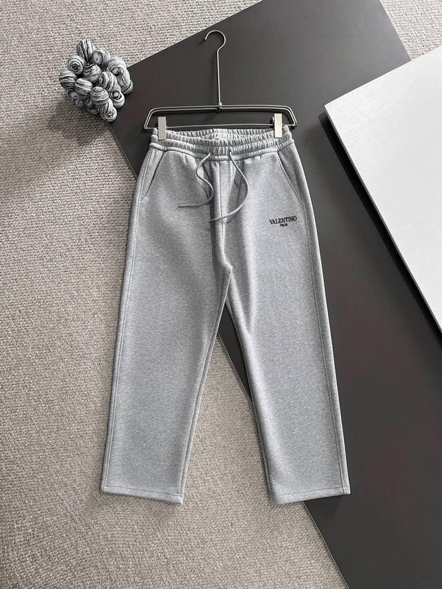 Valentino* 市场独家品质 爆款 2025秋款裤子上新 原高版本 华伦天奴 面料采用380克高密双面华面定制面料 不变形 不缩水 立体垂感爆表 工艺介绍