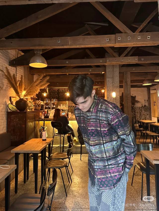 模特图组 款号：Dc128# Lv 路易威登 顶级品新款苏6通款炫彩格纹满印提花衬衫外套 Lv今年最火爆的衬衫之一 原版购入1:1开模 定制纽扣 三标齐全全套包