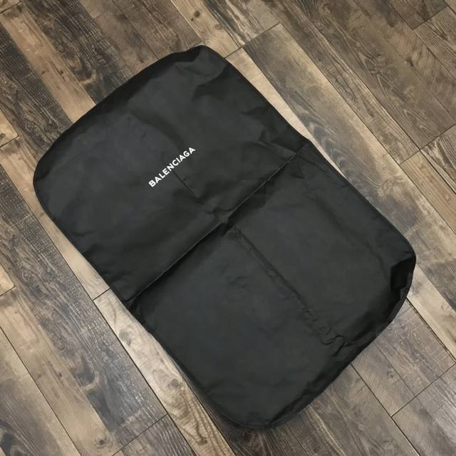 配专柜防尘袋 巴黎世家定制专柜款情侣户外休闲运动棉衣“相随” 定制面料舒适有质感内里透气保暖 胸口字母Logo印花搭配整体完美好看 密封定制拉链完美复刻原版保暖